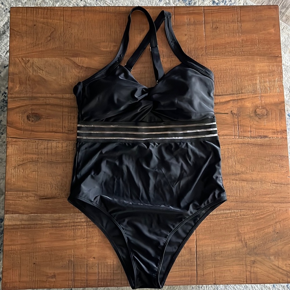 🌊 Stylish peek-a-boo swim suit size Large